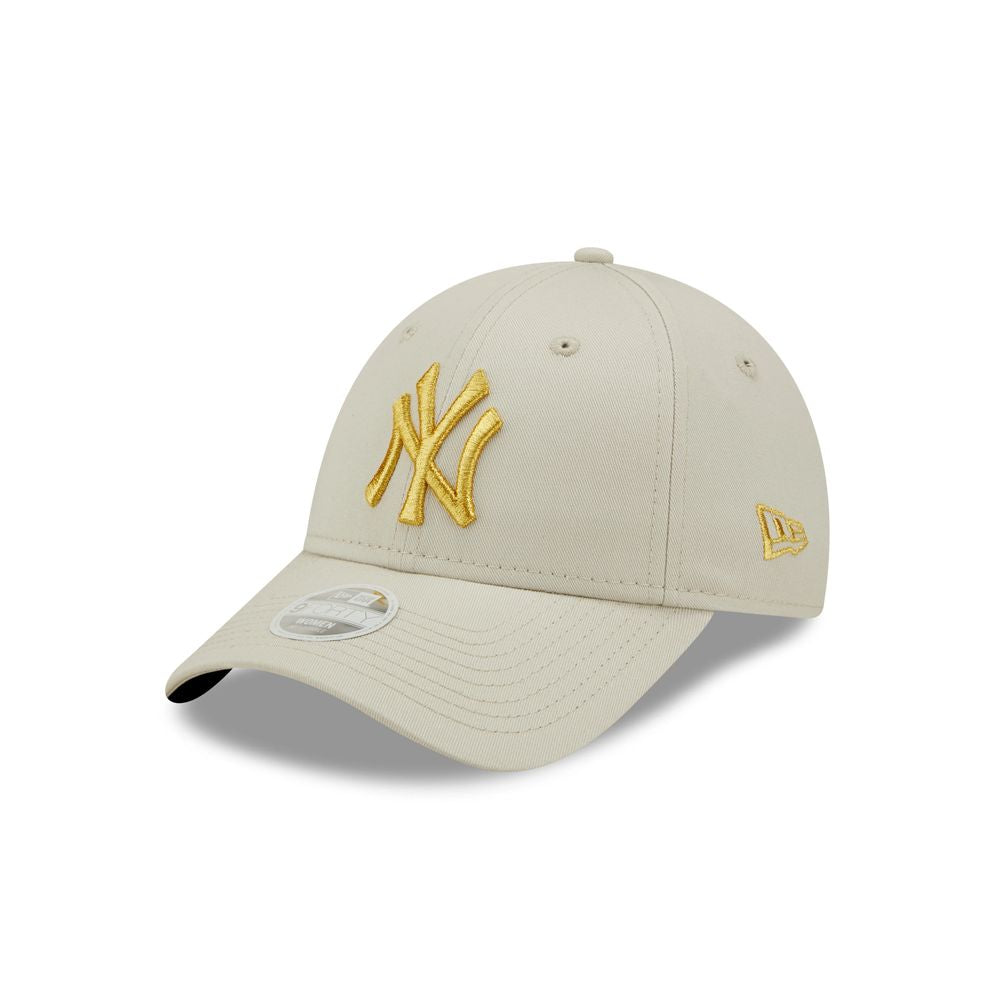 New York Yankees baseball cap, beige