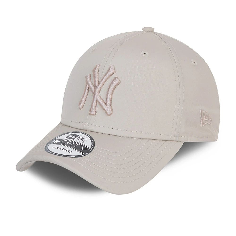 New York Yankees baseball cap, beige