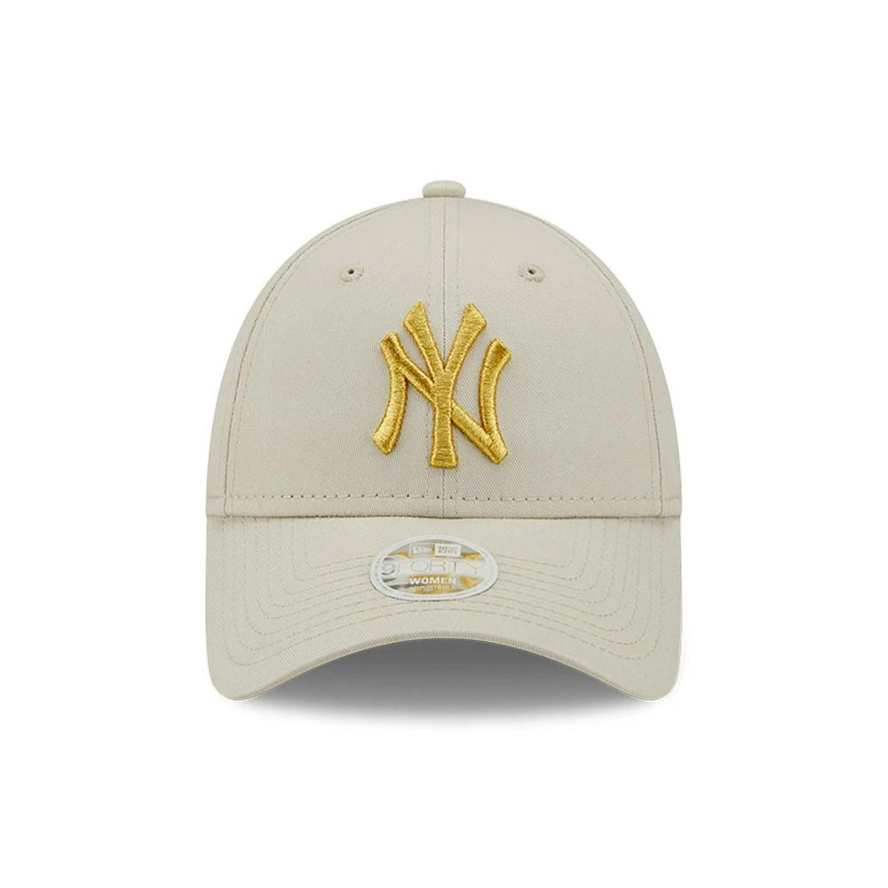 New York Yankees baseball cap, beige